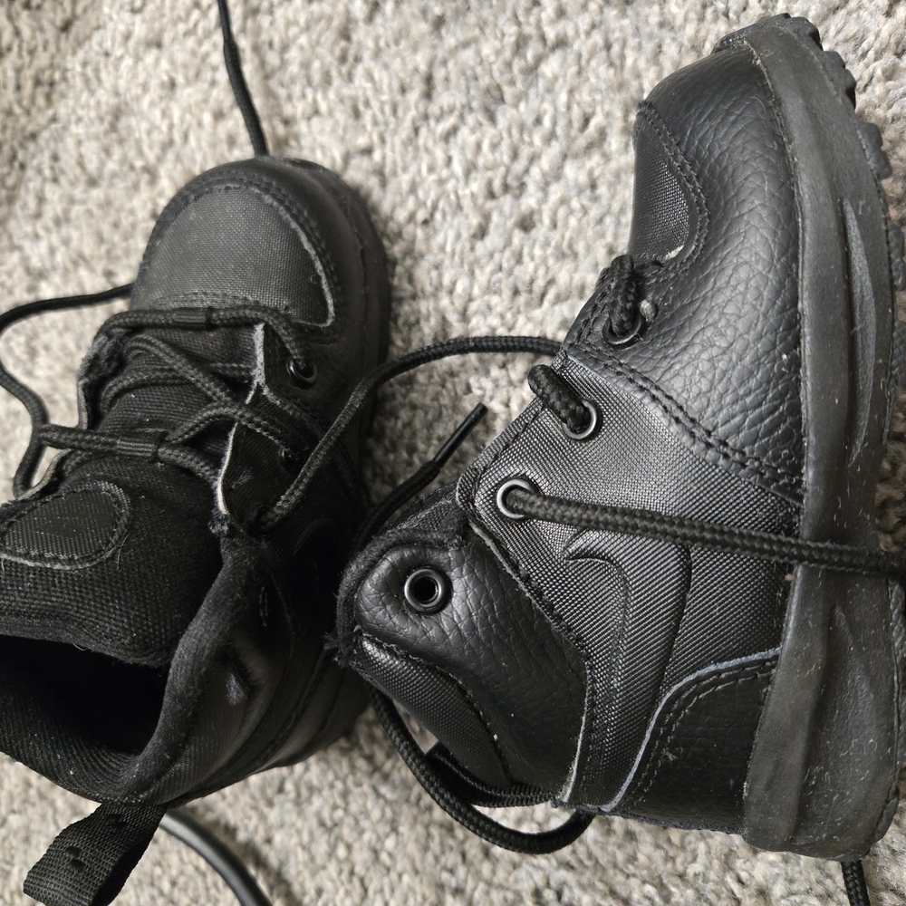 Nike Black Boots Sturdy Lace-Up Design